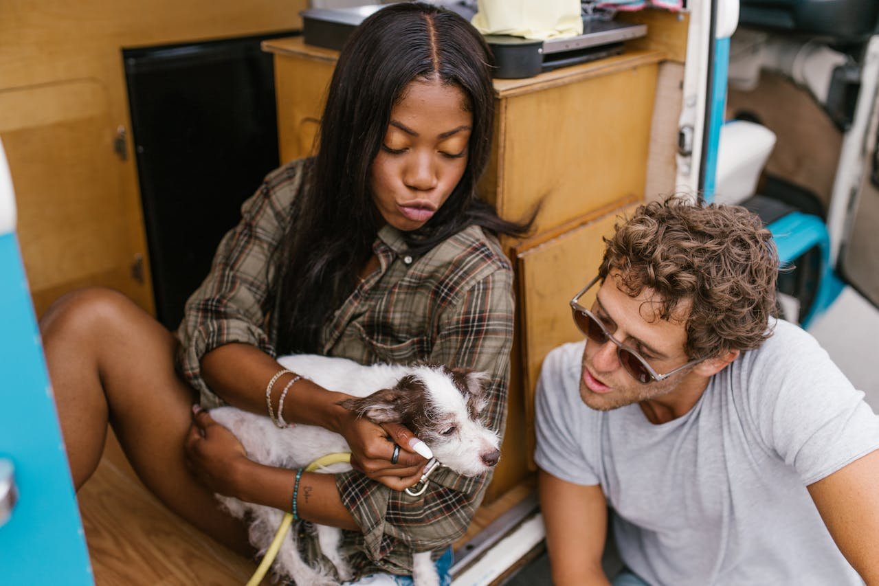 Wohnmobil reisen mit dem Tier: Die besten Tipps für entspannte Urlaubstage mit Hund, Katze & Co.

Immer mehr Tierbesitzer entscheiden sich dafür, den Urlaub nicht ohne ihre treuen Begleiter zu verbringen. Mit dem Wohnmobil ist das ganz einfach möglich – und oft sogar stressfreier als Flugreisen oder Hotelaufenthalte. In diesem Guide zeigen wir dir, wie du eine perfekte Wohnmobilreise mit deinem Tier planst, welche Ausrüstung du brauchst, worauf du achten musst und welche Ziele besonders tierfreundlich sind.