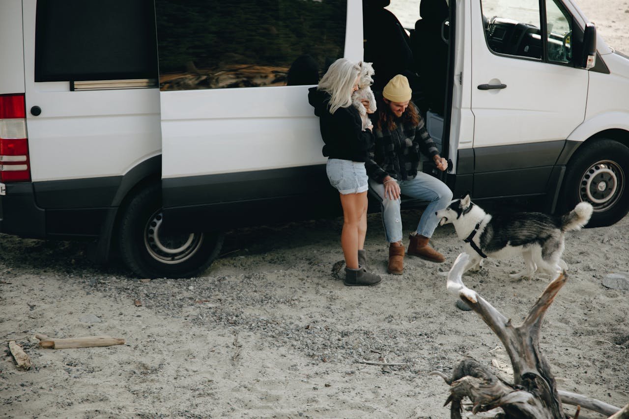 🐾 Wohnmobil reisen mit dem Tier: Die besten Tipps für entspannte Urlaubstage mit Hund, Katze & Co.