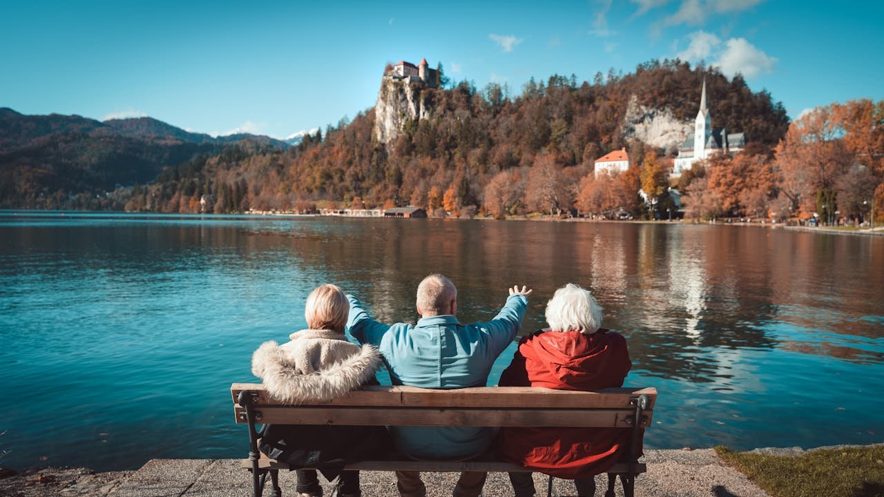 Wohnmobilreisen-für-Senioren2Wohnmobilreisen für Senioren werden immer beliebter – und das zurecht. Denn kaum eine Reiseform verbindet so viel Freiheit, Komfort und Naturerlebnis wie das Reisen mit dem Wohnmobil. In diesem Beitrag erfährst du, warum sich gerade für ältere Menschen Wohnmobilreisen lohnen, welche Tipps du beachten solltest und welche Routen sich besonders eignen.