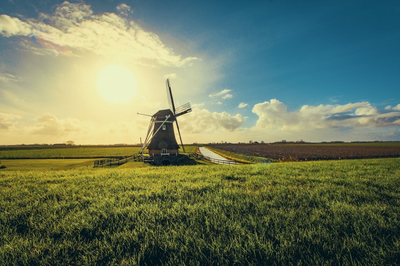 Die Niederlande sind nicht nur für ihre Windmühlen, Tulpenfelder und Grachtenstädte bekannt, sondern auch ein wahres Paradies für Wohnmobil-Reisende. Die schönsten Routen in den Niederlanden mit dem Wohnmobil bieten dir eine ideale Mischung aus Natur, Kultur und charmanten Städtchen – und das auf gut ausgebauten Straßen mit zahlreichen Stellplätzen.