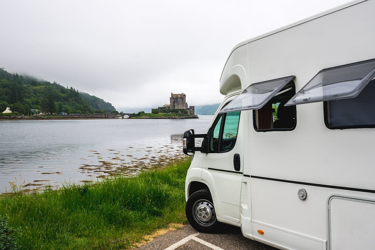 Wohnmobile in Deutschland vor Alpenkulisse.Wohnmobile-in-Deutschland