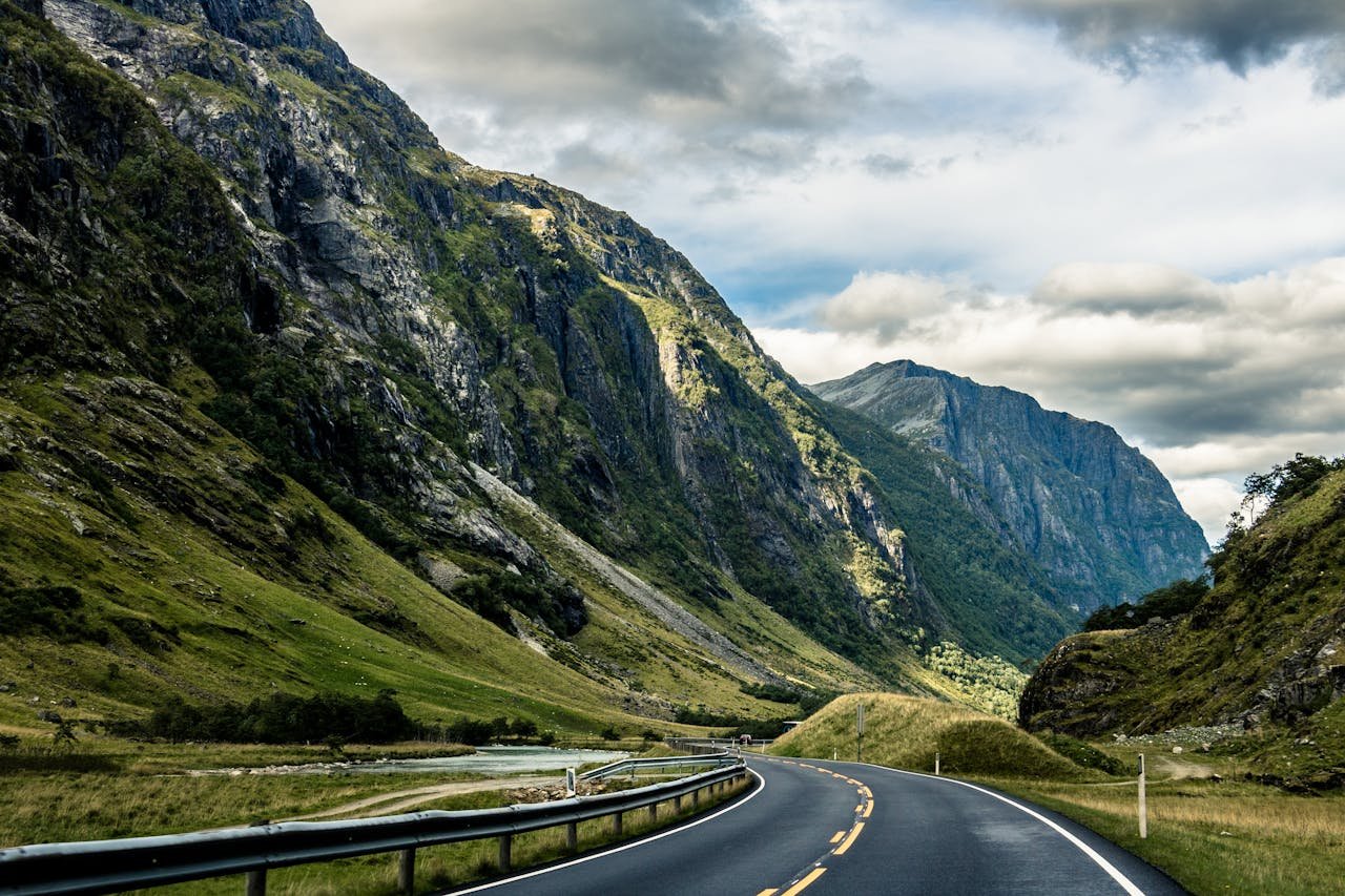„Wohnmobil auf der Atlantikstraße in Norwegen bei Sonnenuntergang“wohnmobil-routen-in-norwegen2