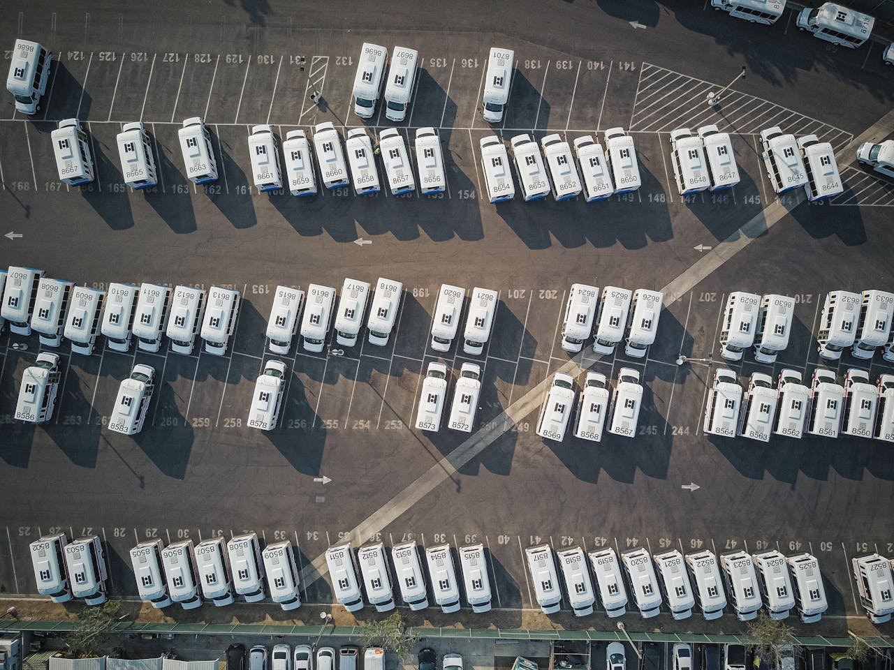 Wohnmobil auf einem Campingplatz bei Sonnenuntergang – Symbolbild für Tipps und Tricks für Wohnmobil-Reisen in Europa

