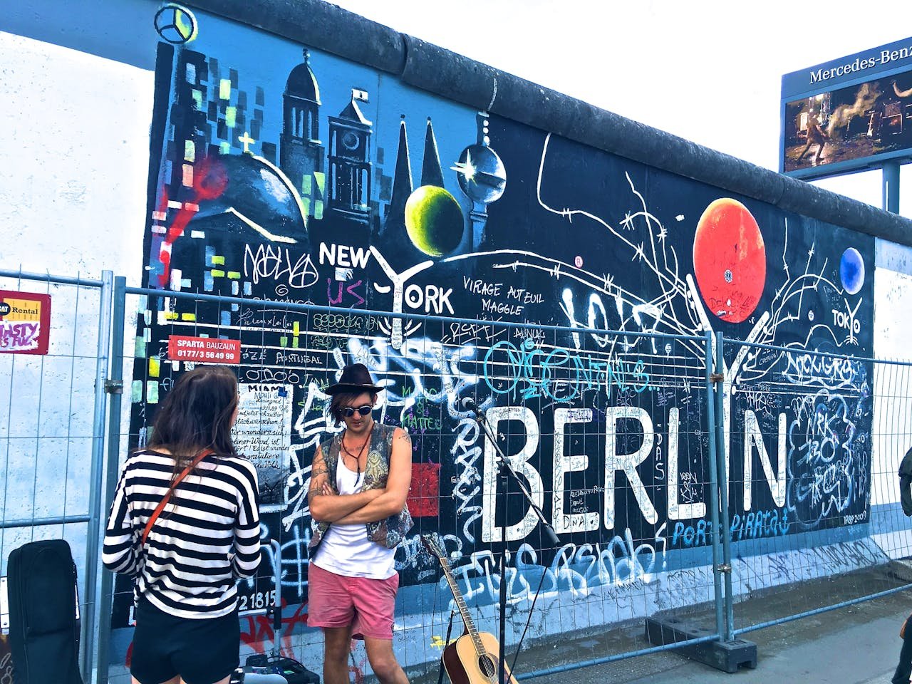 Wohnmobil mieten in Berlin – Campervan vor dem Berliner Fernsehturm bei Sonnenuntergangwohnmobil-mieten-in-berlin