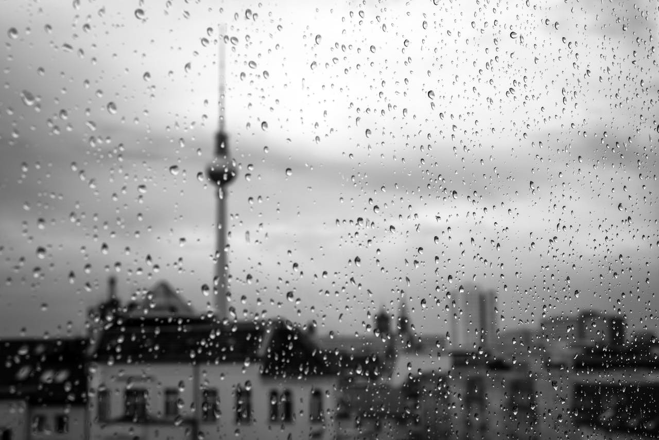 Wohnmobil mieten in Berlin – Campervan vor dem Berliner Fernsehturm bei Sonnenuntergangwohnmobil-mieten-in-berlin