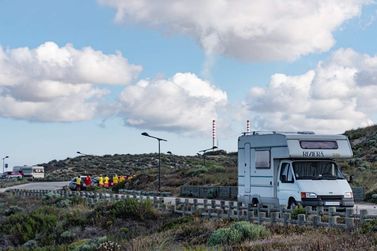 Vergleich Wohnmobil und Wohnwagen auf einem Campingplatz – unterwegs reisen mit Komfort und Flexibilität
wohnmobil-vs-wohnwagenWarum Wohnmobile besser als Wohnwagen sind