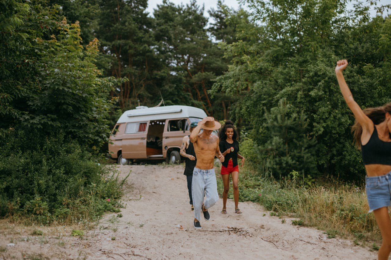 Wohnmobil mieten in Hessen – Campervan auf Landstraße im Taunus bei Sonnenuntergang