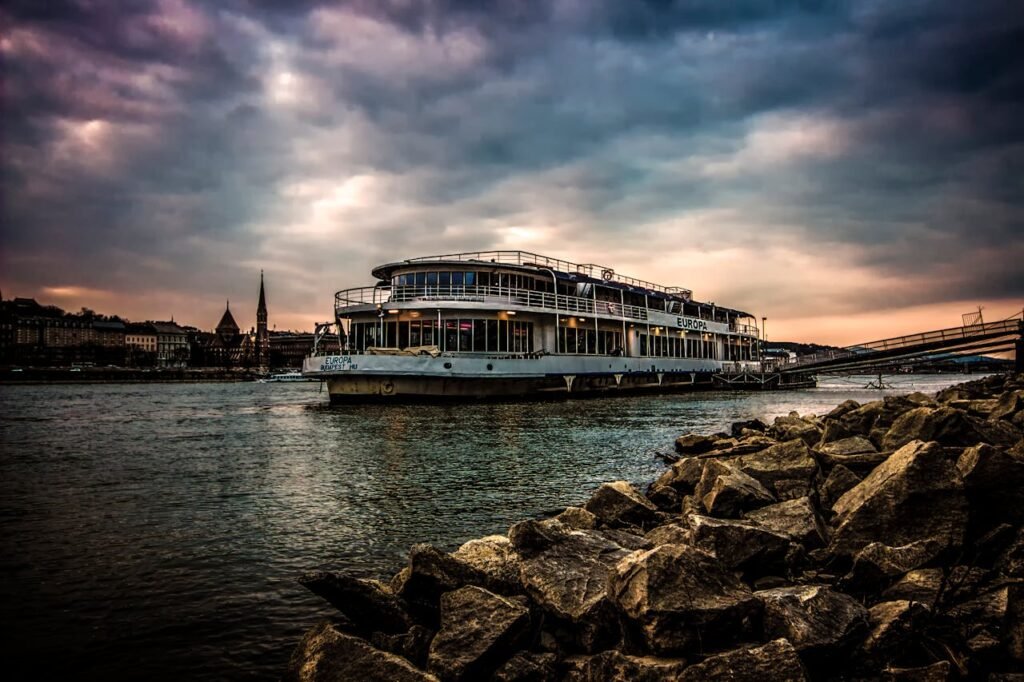 Weiße Fähre an einem felsigen Ufer in Budapest, Ungarn.

