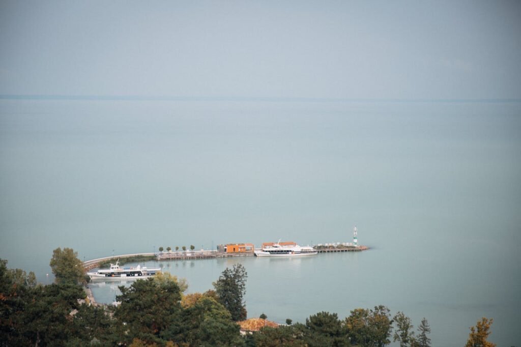 Fähren im Hafen von Tihany am Balaton See.

