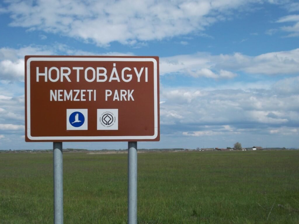 Wegweiser zum Hortobágyi Nationalpark auf der Puszta-Route.

