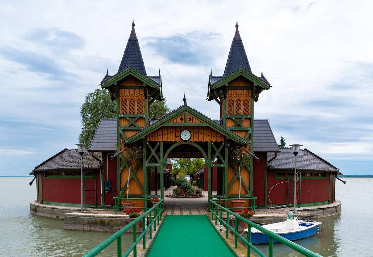 Wohnmobil am Ufer des Balaton in Ungarn bei SonnenuntergangWohnmobil Routen in Ungarn