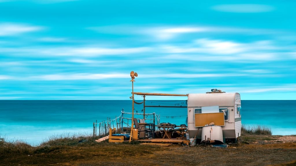 Ein einzigartiges Wohnmobil ist auf einer Klippe mit Blick auf das Meer geparkt