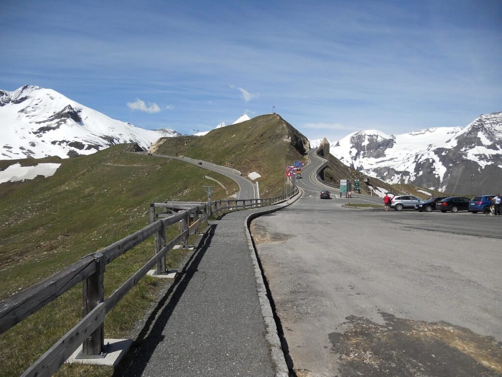 Die Großglockner Hochalpenstraße in Österreich, Panoramastraße mit Schnee