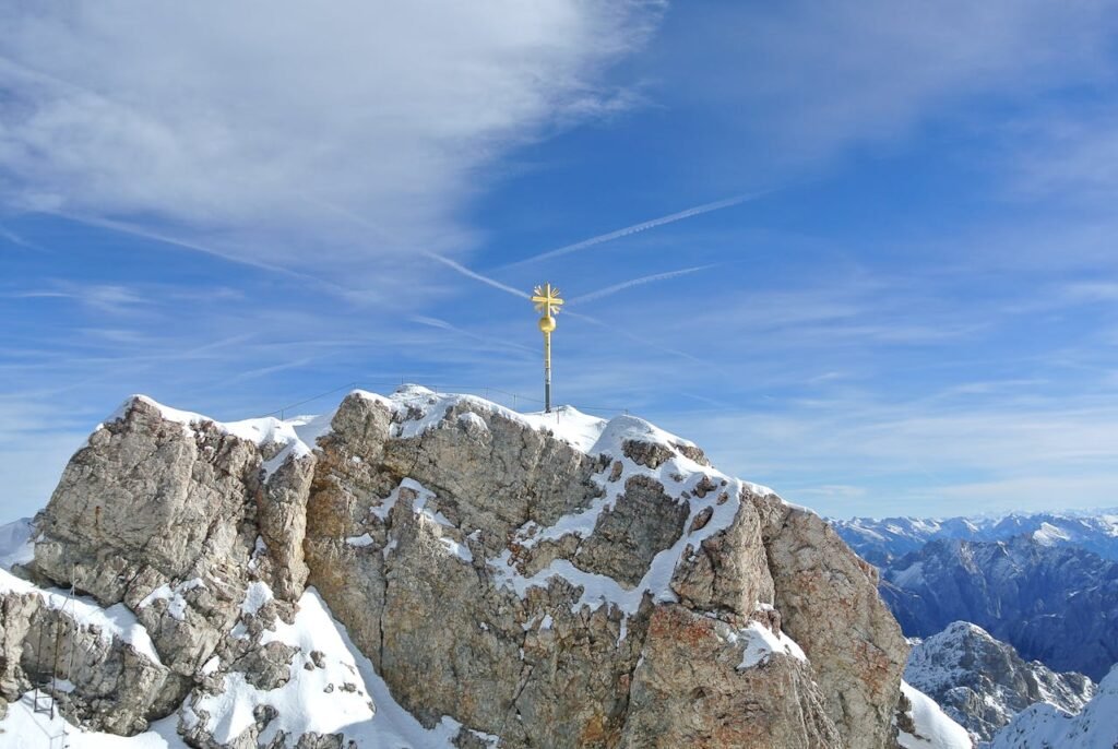 Spektakulärer Panoramablick auf die Zugspitze und die umliegenden Berge entlang der Deutschen Alpenstraße.