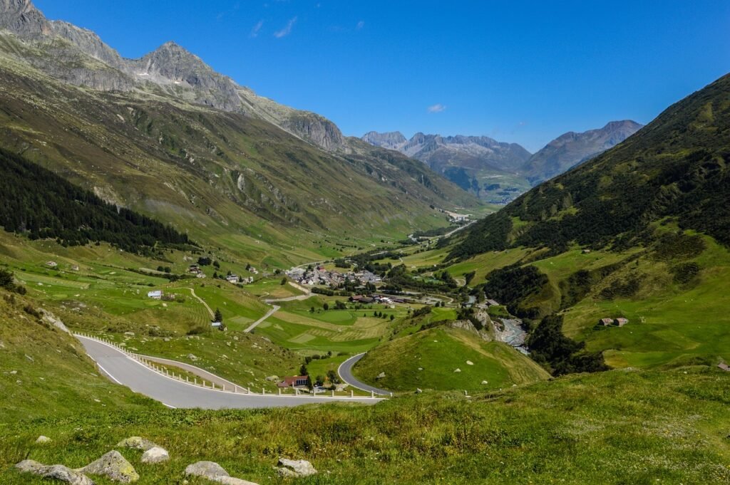 Spektakulärer Blick auf die legendäre, kurvenreiche Passstraße des Gotthardpasses in den Schweizer Alpen.
