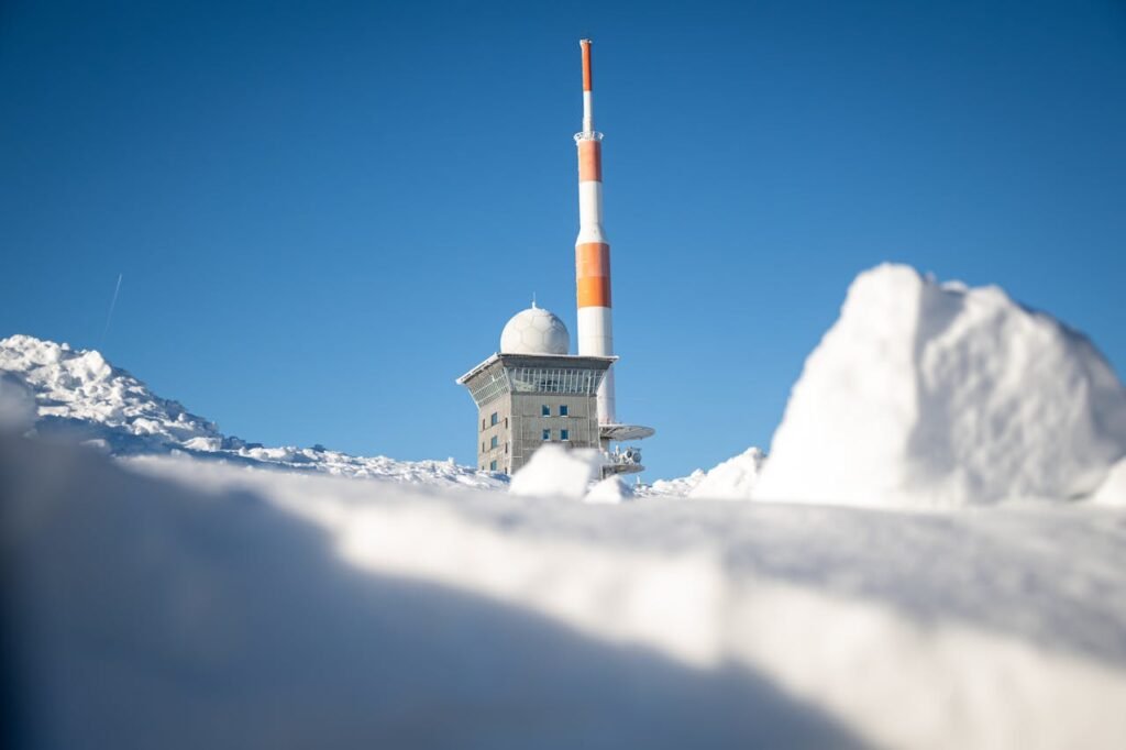 Die malerische, unberührte Natur des Harzgebirges mit dem Brocken im Hintergrund, ein ideales Ziel für einen Wohnmobil-Trip.