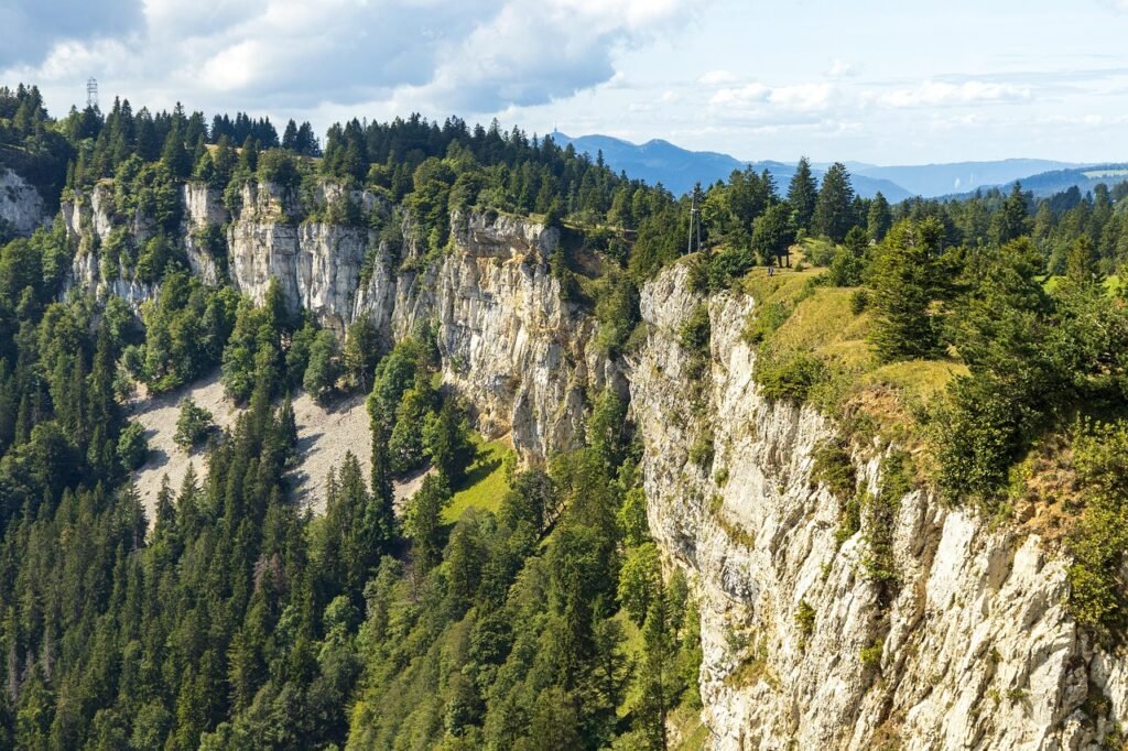 Fantastischer Blick auf die weite Landschaft der Jurakette mit sanften Hügeln und Wäldern.