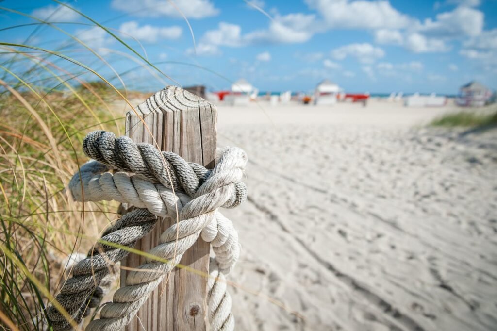 Weite Sandflächen und das Schlickwatt bei Ebbe an der Nordseeküste, eine charakteristische Landschaft des Wattenmeers.Die 10 schönsten Routen in Deutschland