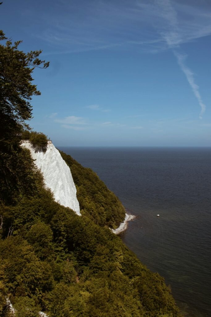 Die beeindruckenden Kreidefelsen an der Küste der Insel Rügen, ein Wahrzeichen der deutschen Ostsee.