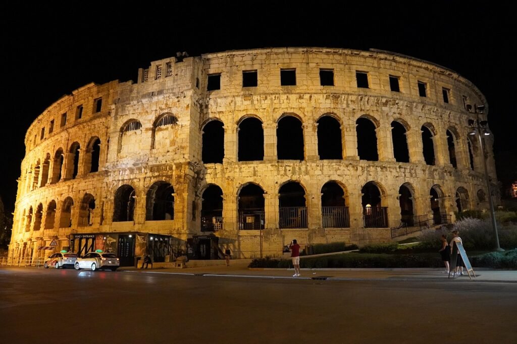 Das beeindruckende römische Amphitheater (Kolosseum) in Pula, Istrien, das als Symbol der antiken Geschichte der Stadt dient.
