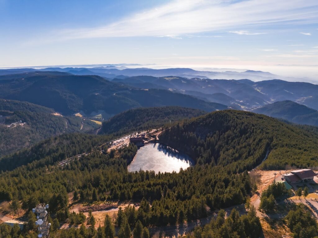 Der geheimnisvolle Mummelsee im Schwarzwald, umgeben von dichtem Wald und Nebel, ein magischer Ort entlang der Schwarzwaldhochstraße.