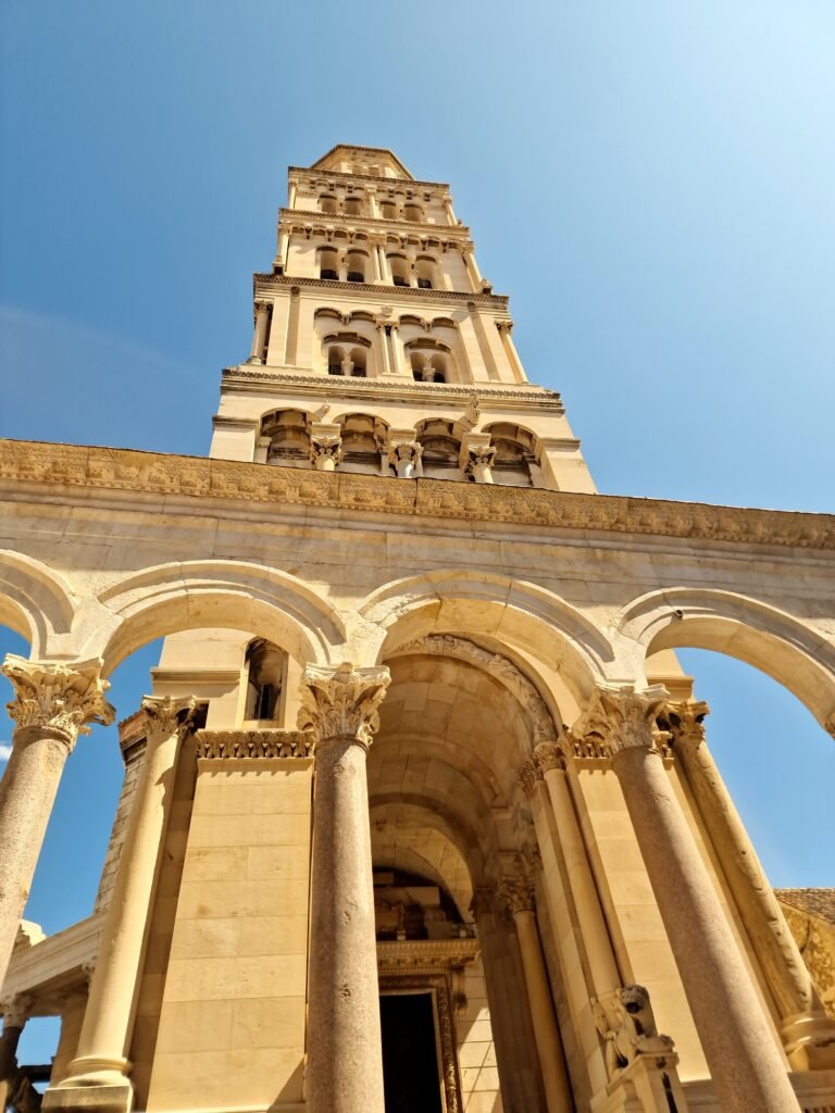 Die Kathedrale von Split mit ihrem markanten Glockenturm, eingebettet in den historischen Diokletian-Palast.