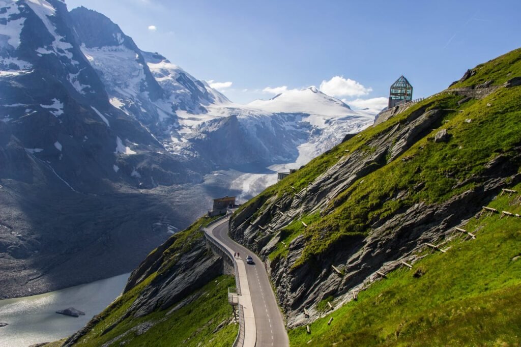 Spektakuläre Bergstraße in Tirol, Österreich, die sich an einer steilen Bergflanke entlangschlängelt.Wohnmobil Routen Österreich