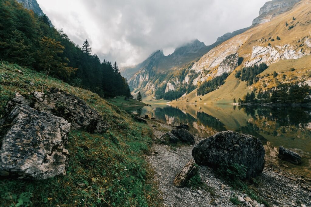 Malerische Landschaft von Wasserauen im Kanton Appenzell Innerrhoden mit einem Fluss, der sich durch ein Tal zwischen hohen Bergen schlängelt.