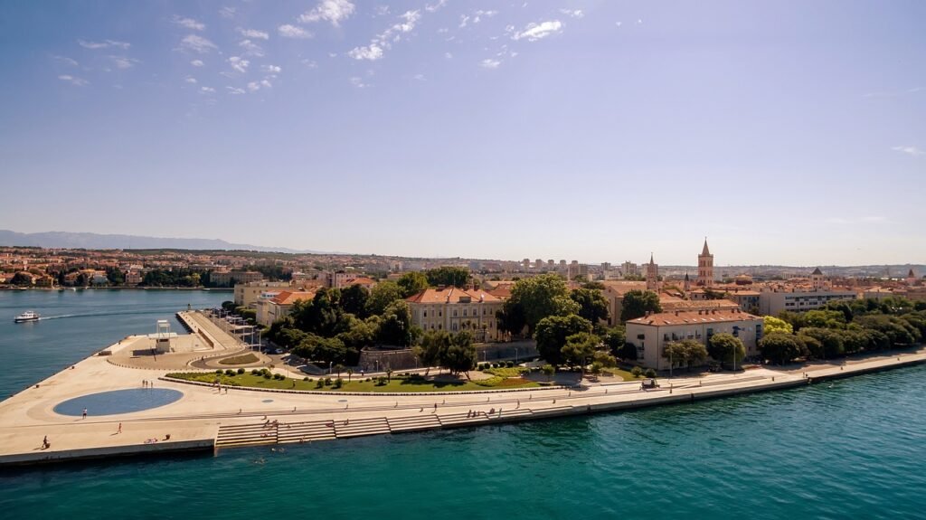 Luftaufnahme der Meeresorgel und der Installation "Gruß an die Sonne" in Zadar, die einzigartige Kunstwerke am Meer darstellen.