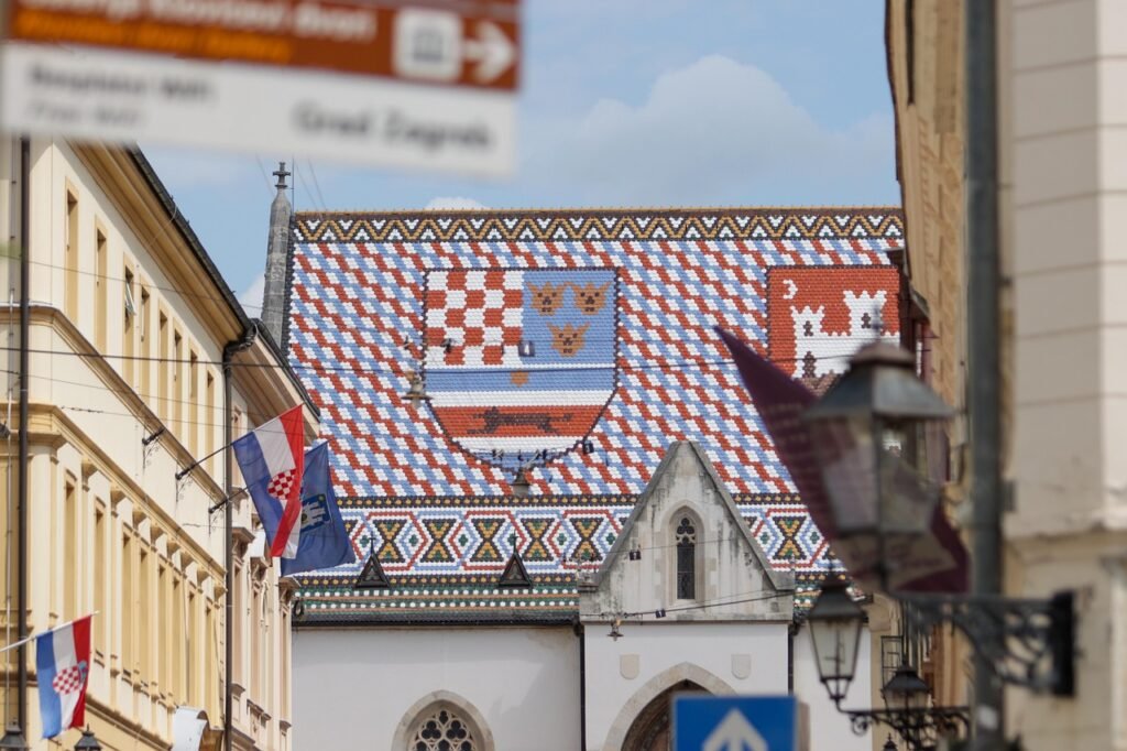 Die St. Markuskirche mit ihrem bunten Ziegeldach im Herzen der Zagreber Oberstadt.