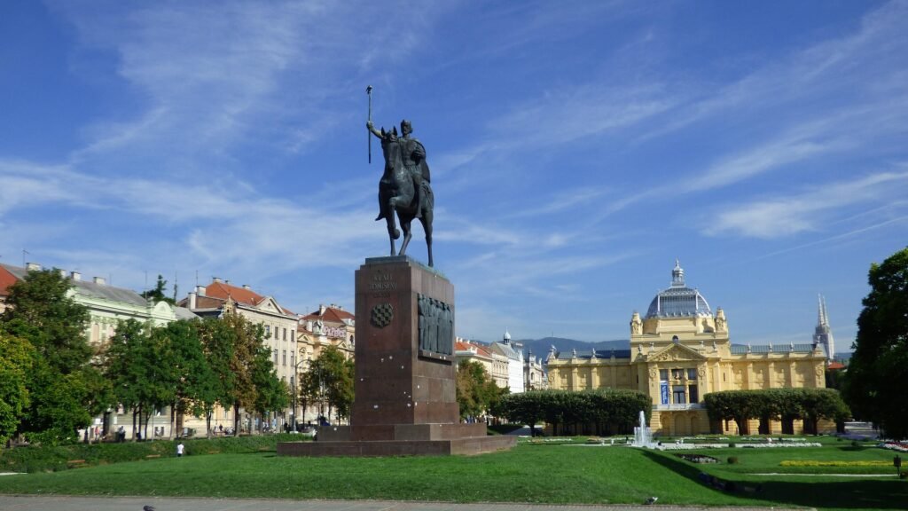 "Historischer Tomislav-Platz in Zagreb, der den Startpunkt des großen Kroatien-Roadtrips markiert."