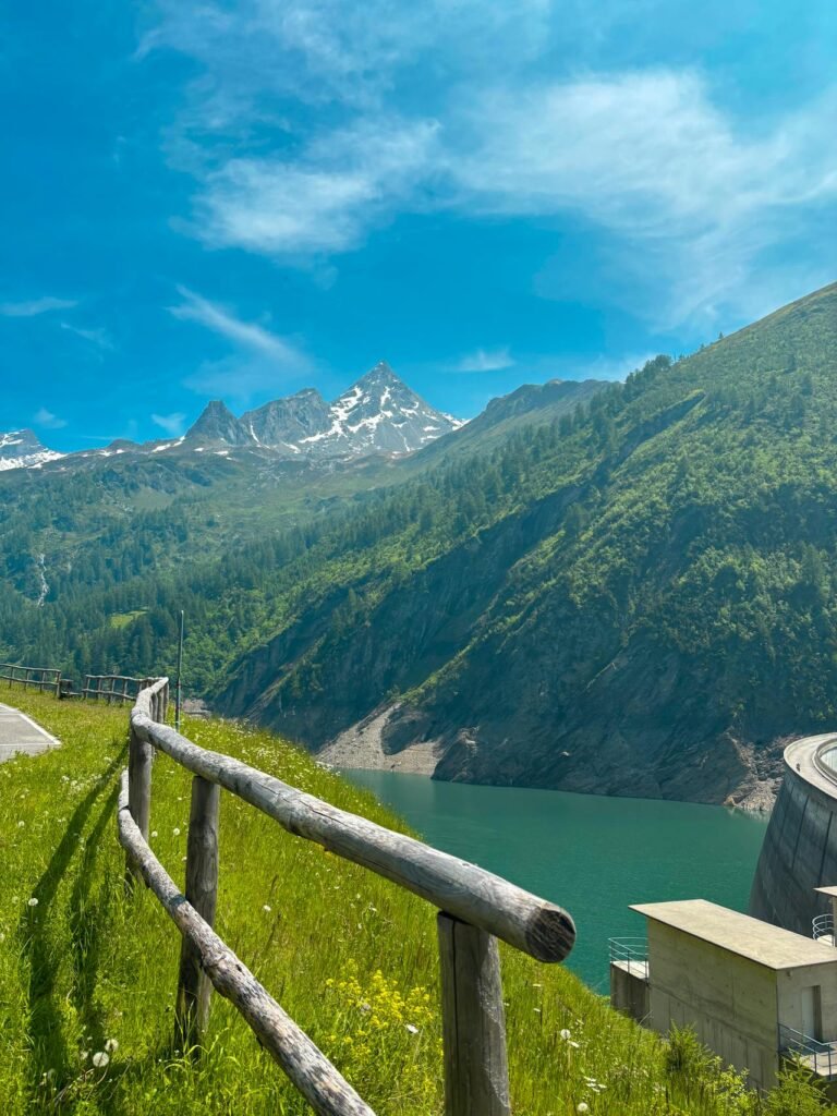 Malerische Aussicht auf einen Stausee in der Zentralschweiz, umgeben von majestätischen Schweizer Alpen und grünen Tälern.