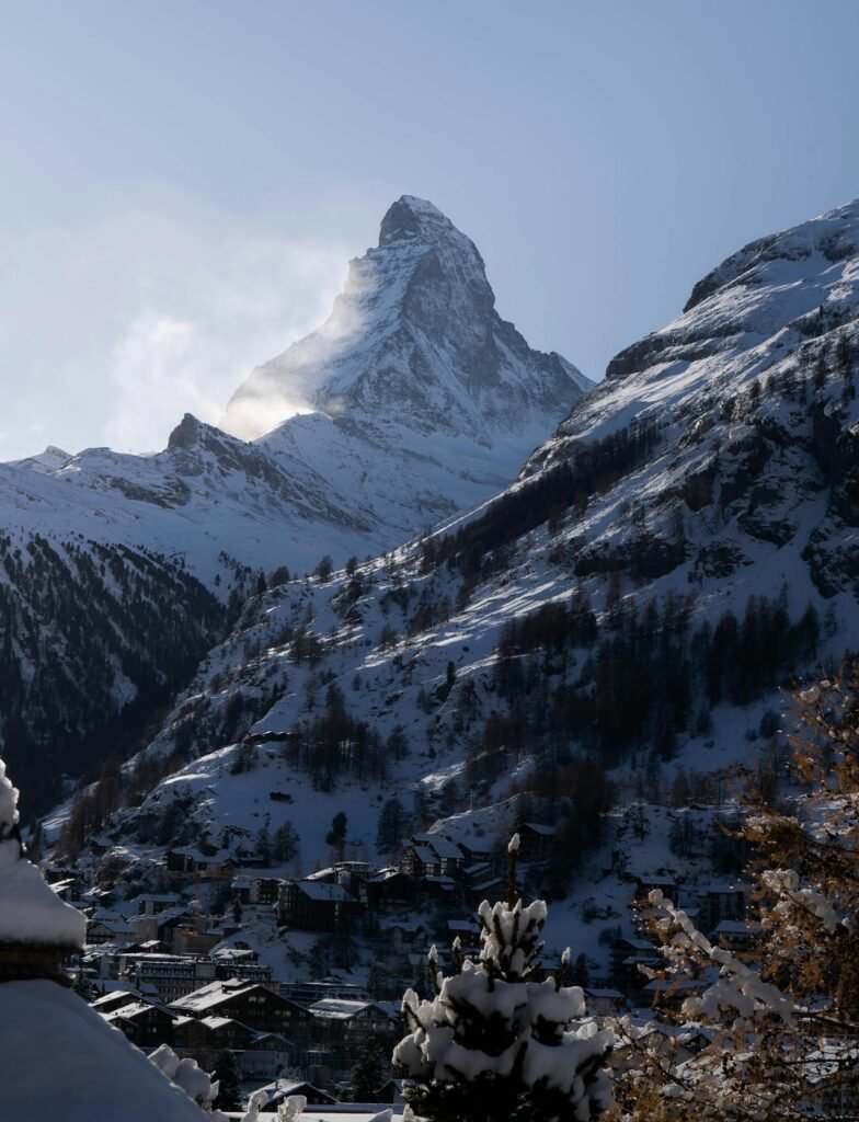 Spektakulärer Blick auf das Matterhorn in Winterlandschaft von Zermatt, Wallis, Schweiz.