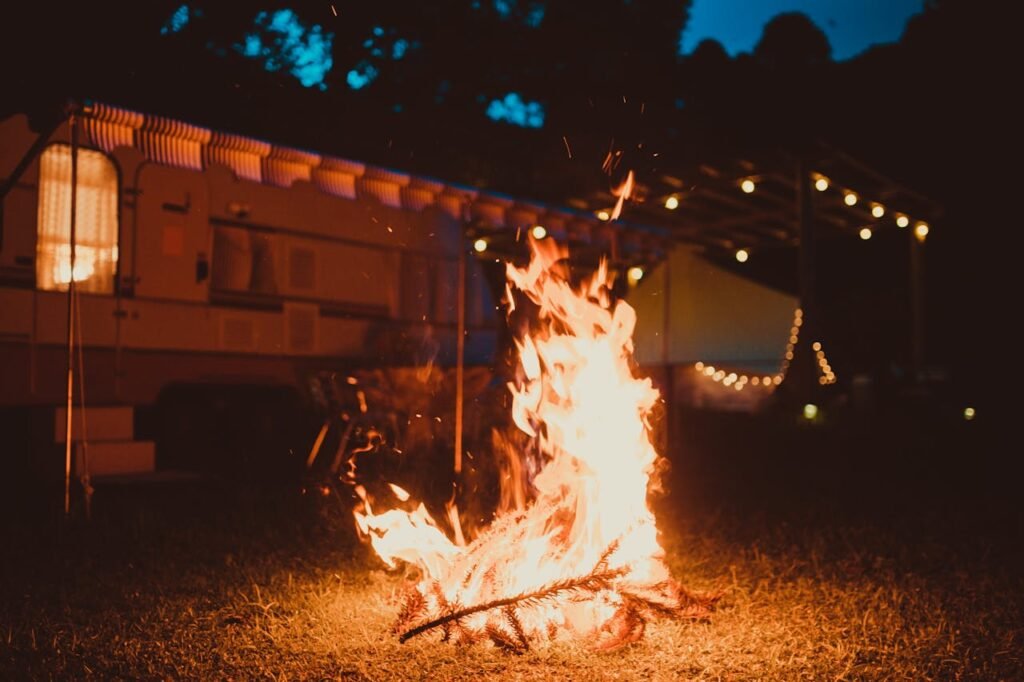 "Gemütlicher, beleuchteter Camper-Innenraum mit Lichterketten. Der perfekte Rückzugsort für Festivalbesucher (Wohnmobil Komfort)."Wohnmobil auf Festivals