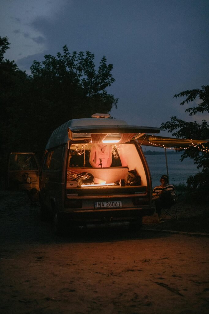 "Gemütlicher, beleuchteter Camper-Innenraum mit Lichterketten. Der perfekte Rückzugsort für Festivalbesucher (Wohnmobil Komfort)." Wohnmobil auf Festivals